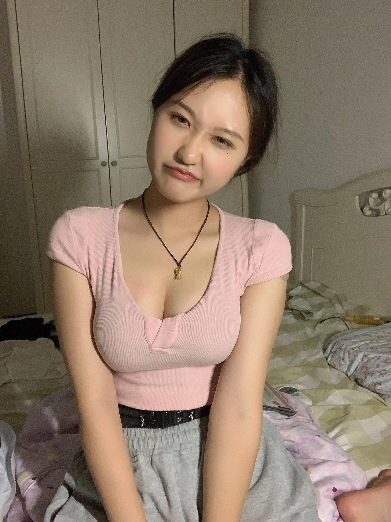 黑丝少妇，天然大胸，漂亮小妹